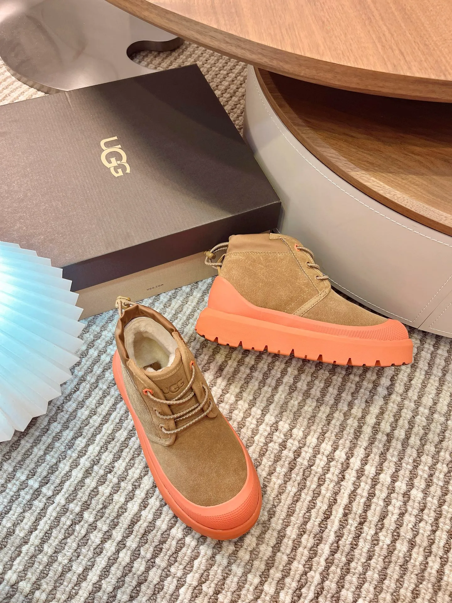 【UGG】 P: 560💰 Couple shoes Size: Women’s size 35-40 / Men’s size 40-44 UGG Tasman Weather Hybrid slip-on snow boots👢 Wang Yibo's same style 👏 adds a large orange sole to the classic Tasman shoe style, functional color contrast design, environmentally friendly waterproof and snowproof material, which has both fashionable and functional attributes. At the same time, it is paired with the new UGG furry shoes Keen's furry color-blocking jacket. Bright orange and maroon collide to create a new light outdoor style and open up a new travel experience in early autumn! Using the best materials, the 17mm fur integrated surface is warmer and breathable, and the outsole is upgraded to a lightweight and wear-resistant light wing technology outsole!